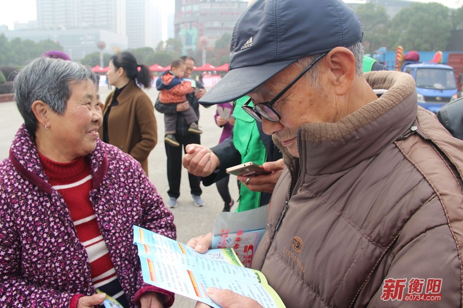 衡阳网络志愿者赴太阳广场开展防范邪教宣传月