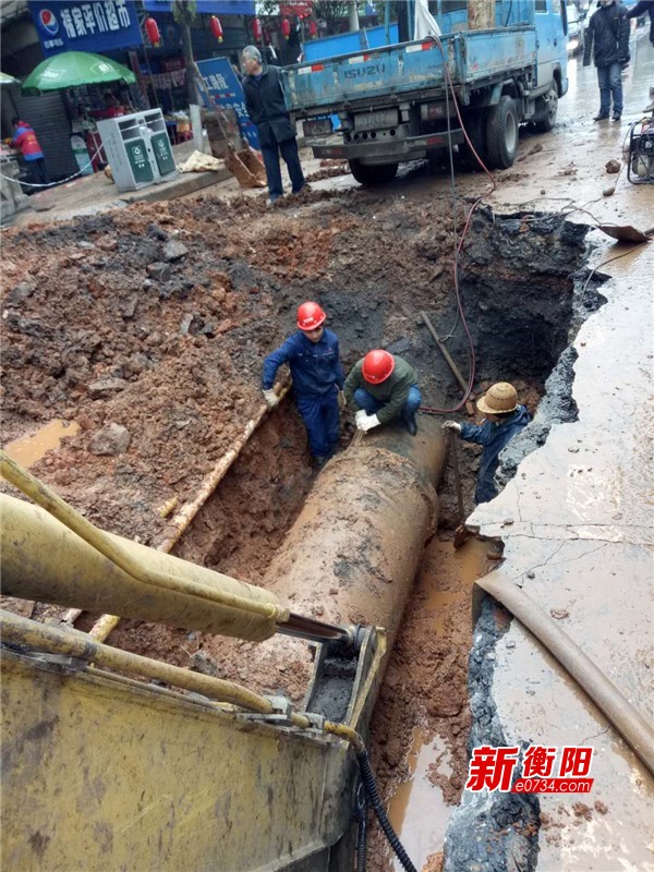 衡阳水务集团紧急抢修城区两处冻裂自来水管道
