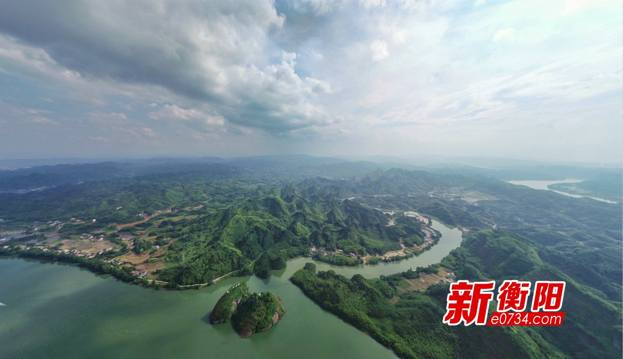 本网讯 记者周旭峰报道 秀丽的山水、淳厚的民风……5月14日下午,“美丽中国长江行——共舞长江经济带·生态篇”网络主题活动来到常德市桃源县,沅江从这里穿过,而素有“常德小桂林”之称的夷望溪与沅江交汇,江水如缎,碧波凝脂,为常德十景之一,大自然的鬼斧神工令过往游客啧啧惊叹。 图为夷望溪航拍图 摄影:傅聪 唐俊 夷望溪,亦称怡望溪,有望之心怡的意思,乍听起来,似乎又是一道被世间所遗忘的山间流水。