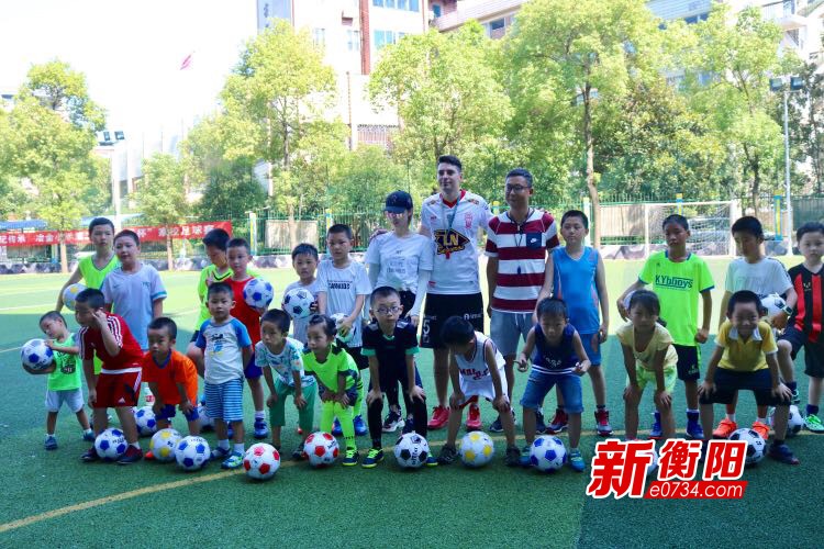 暑假去哪儿:来自阿根廷的足球教练带孩子踢足球