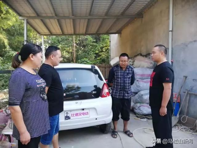 常德市鼎城区斗姆湖街道纪工委慰问走访低保户王猛(右二)