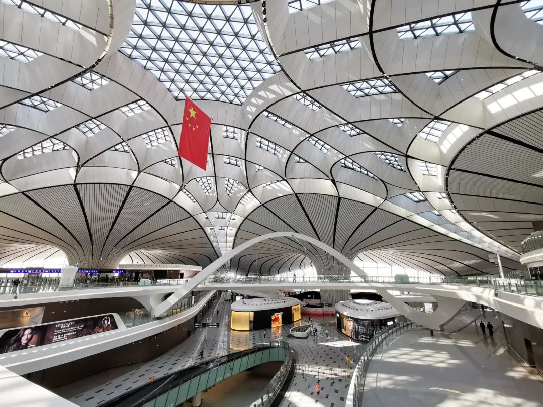 北京大兴国际机场航站楼   外观形似凤凰   曲线极富张力   内部