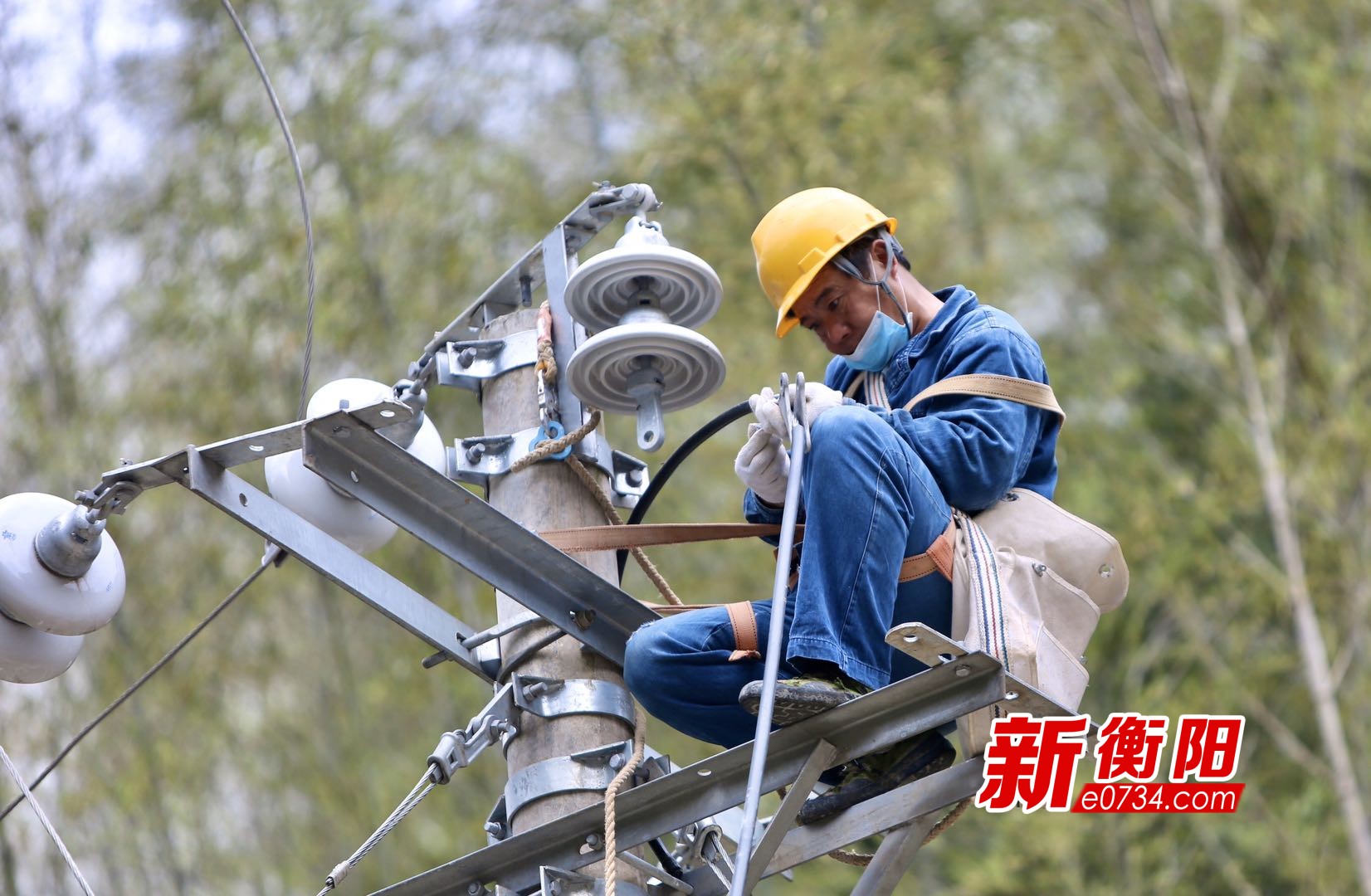 国网衡阳供电公司员工正在对扶贫村农网进行改造升级(摄影:郑贤华).