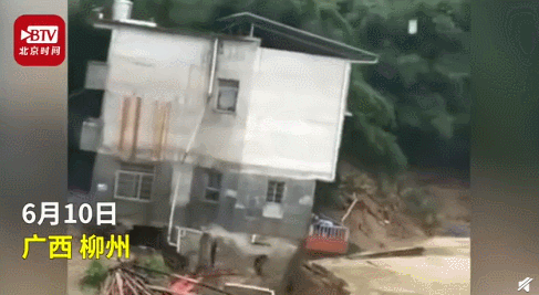 一栋楼房直接被洪水冲垮      武定县东坡乡勐果河水位暴涨