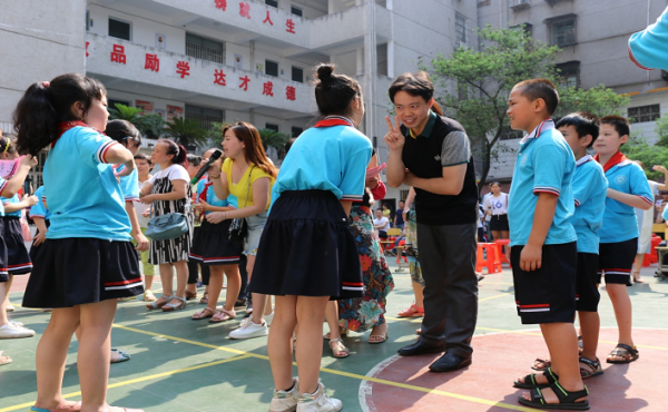 面对面猜个成语_两个面对面的图片卡通(3)