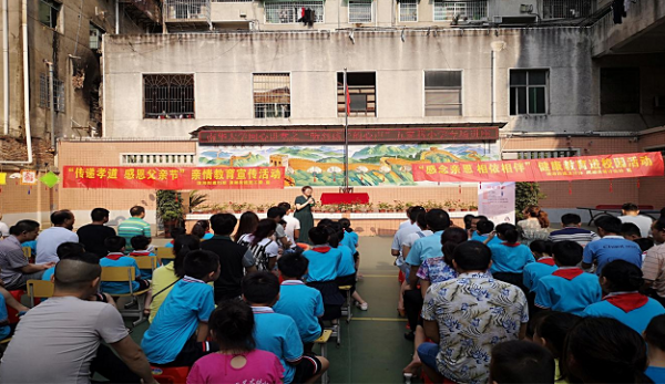 面对面猜个成语_两个面对面的图片卡通(3)