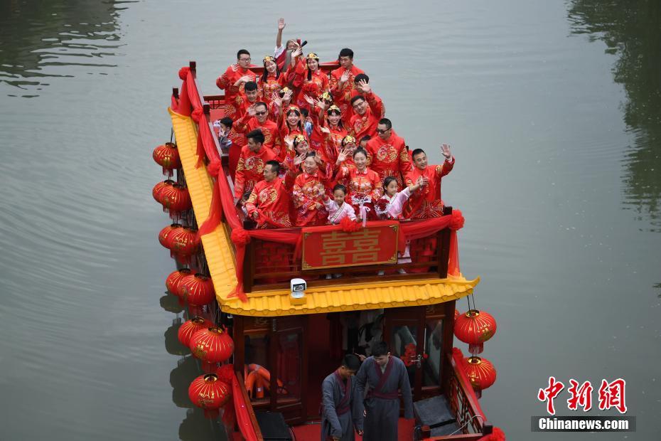 杭州一景区举行双胞胎水上中式婚礼 看晕现场游客