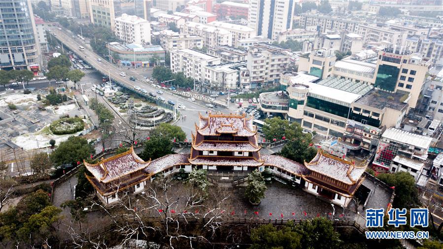 1月16日无人机拍摄的长沙天心阁。 当日，湖南长沙市迎来一场降雪，古城楼天心阁在白雪的覆盖下显得静谧雅致。 新华社发（陈泽国摄）