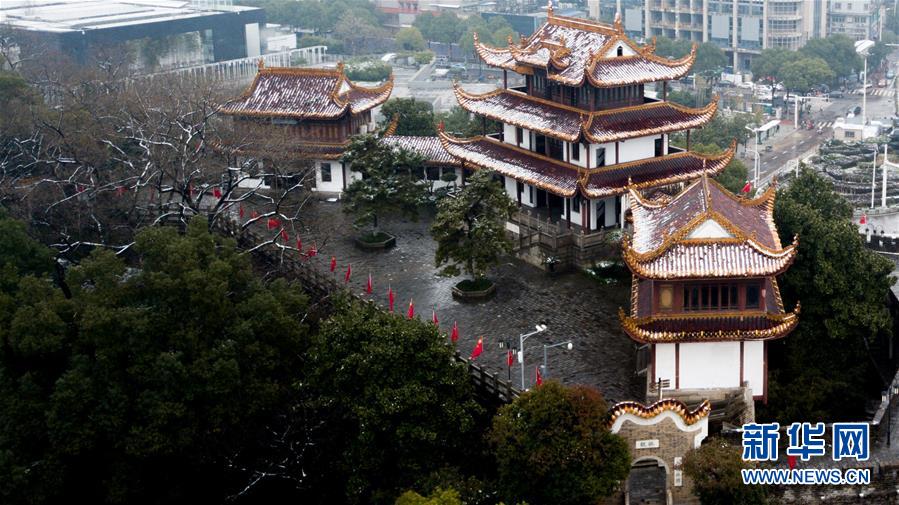 1月16日无人机拍摄的长沙天心阁。 当日，湖南长沙市迎来一场降雪，古城楼天心阁在白雪的覆盖下显得静谧雅致。 新华社发（陈泽国摄）
