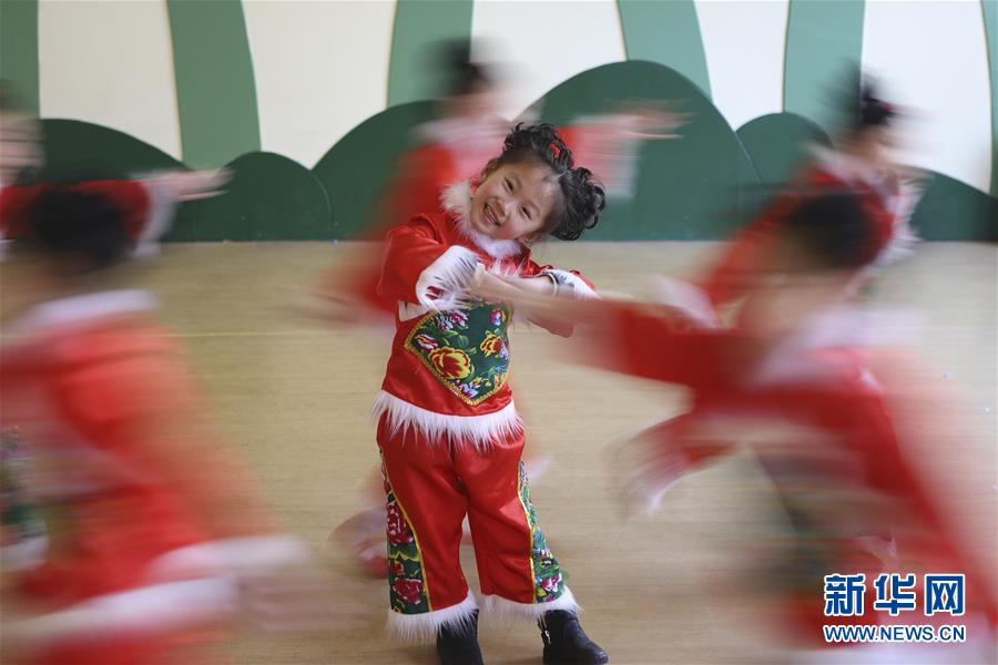 1月16日，淮安市洪泽湖幼儿园小朋友排练舞蹈。  　　连日来，江苏省淮安市洪泽湖幼儿园小朋友加紧排练舞蹈“中国娃”，准备在幼儿园的迎新春晚会上表演。  　　新华社发（万震 摄）