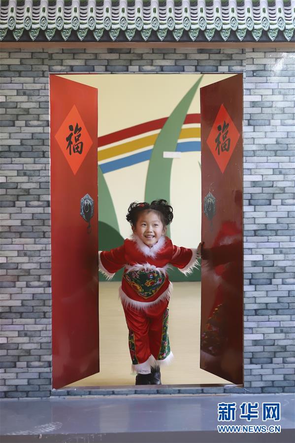 1月16日，淮安市洪泽湖幼儿园小朋友排练舞蹈。  　　连日来，江苏省淮安市洪泽湖幼儿园小朋友加紧排练舞蹈“中国娃”，准备在幼儿园的迎新春晚会上表演。  　　新华社发（万震 摄）