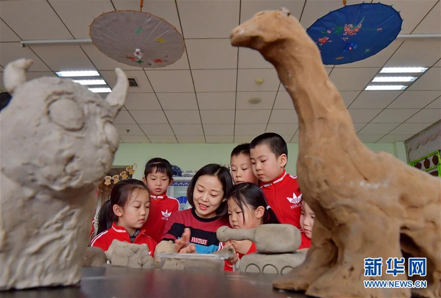 1月17日，唐山海港经济开发区幼儿园的老师在教孩子们剪纸。  　　近年来，河北省唐山海港经济开发区教育部门大力开展“传统文化进校园”工程，在多所幼儿园和小学开设泥塑、剪纸等民间艺术体验课，让孩子们感受传统文化的魅力。  　　新华社记者杨世尧摄