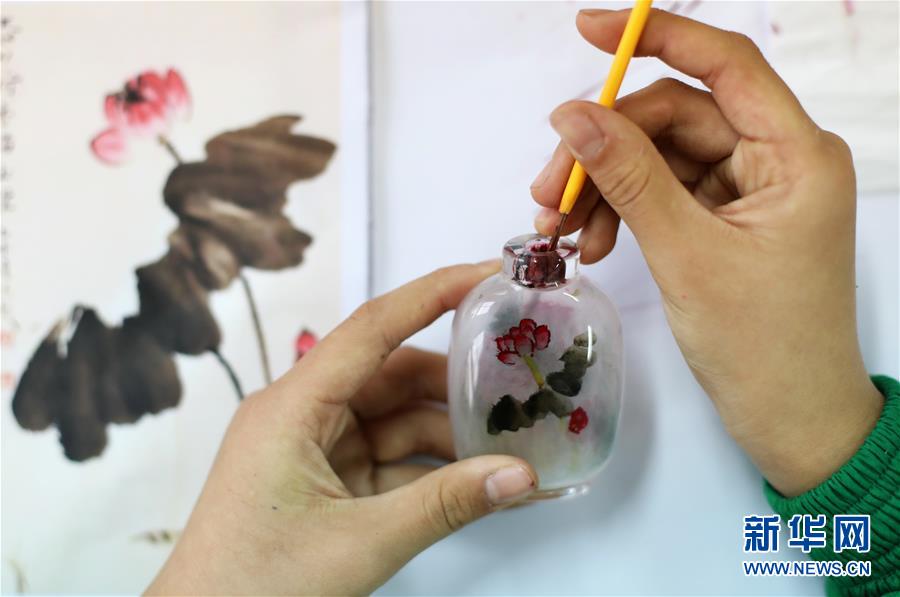 1月18日，衡水市珍宝街小学学生在创作鼻烟壶内画。 近年来，河北省衡水市珍宝街小学将当地的国家级非物质文化遗产项目衡水内画引入校园，开设校本课程，并成立“内画工艺坊”兴趣社团，在丰富校园文化生活的同时，让学生们近距离感受非遗的魅力，弘扬和传承传统文化。  新华社记者 朱旭东 摄