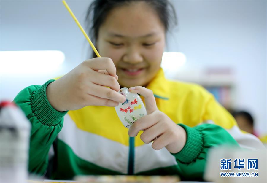 1月18日，衡水市珍宝街小学学生在创作鼻烟壶内画。 近年来，河北省衡水市珍宝街小学将当地的国家级非物质文化遗产项目衡水内画引入校园，开设校本课程，并成立“内画工艺坊”兴趣社团，在丰富校园文化生活的同时，让学生们近距离感受非遗的魅力，弘扬和传承传统文化。  新华社记者 朱旭东 摄