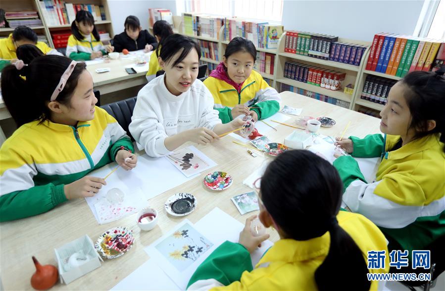 1月18日，衡水市珍宝街小学老师（中）为学生讲解内画知识。 近年来，河北省衡水市珍宝街小学将当地的国家级非物质文化遗产项目衡水内画引入校园，开设校本课程，并成立“内画工艺坊”兴趣社团，在丰富校园文化生活的同时，让学生们近距离感受非遗的魅力，弘扬和传承传统文化。  新华社记者 朱旭东 摄