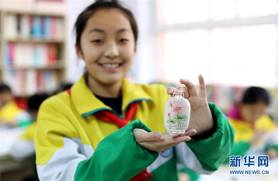 1月18日，衡水市珍宝街小学学生在展示自己创作的鼻烟壶内画。 近年来，河北省衡水市珍宝街小学将当地的国家级非物质文化遗产项目衡水内画引入校园，开设校本课程，并成立“内画工艺坊”兴趣社团，在丰富校园文化生活的同时，让学生们近距离感受非遗的魅力，弘扬和传承传统文化。  新华社记者 朱旭东 摄