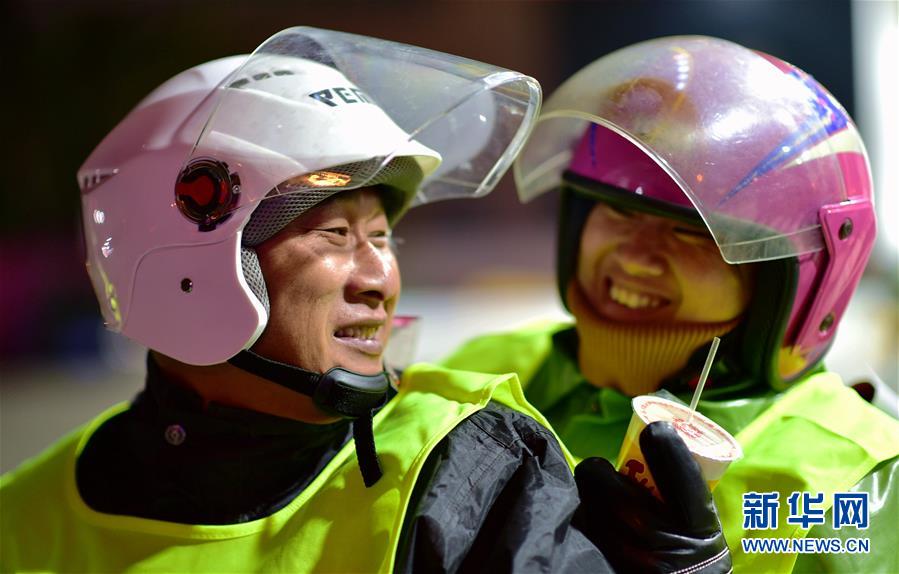 1月21日，来自江西省上饶市的李荣春（左）和李海秀夫妻在出发前相互鼓劲。他们在福建石狮打工八年，这次返乡的路途近千公里。 新华社记者 魏培全 摄