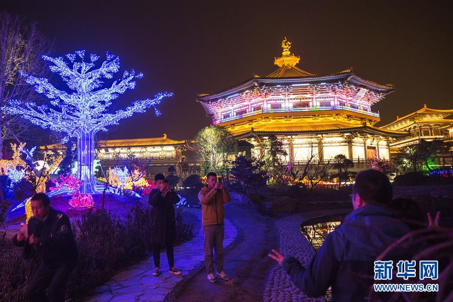 1月20日，游客在湖北省襄阳市唐城新春庙会上游玩拍照。  新华社发（杨东 摄）