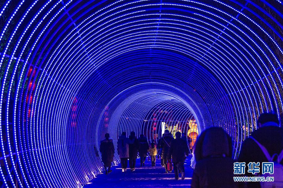 1月20日，游客穿越湖北省襄阳市唐城新春庙会上的“时空隧道”。新华社发（杨东 摄）