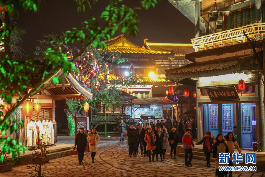 1月20日，游客在湖北省襄阳市唐城新春庙会上游玩。  新华社发（杨东 摄）