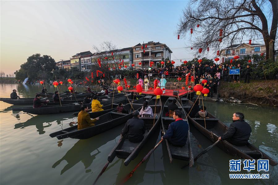 1月23日，河西埭村的百姓在观看传统的水乡社戏。新华社记者 徐昱摄