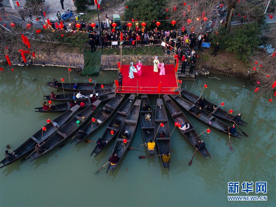 1月23日，河西埭村的百姓在观看传统的水乡社戏（无人机拍摄）。新华社记者 徐昱摄