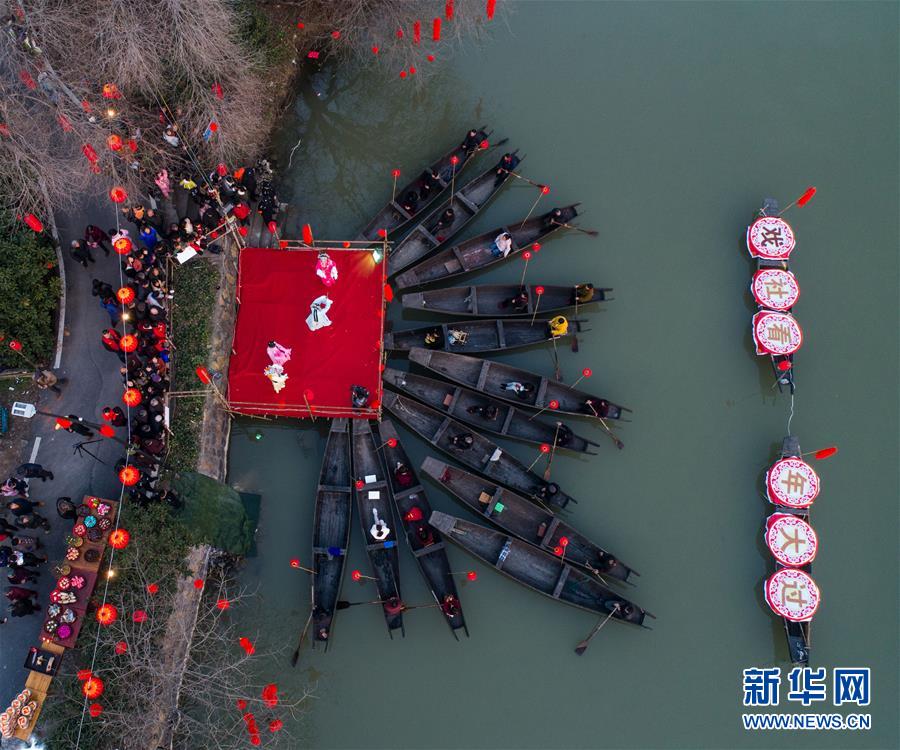 1月23日，河西埭村的百姓在观看传统的水乡社戏（无人机拍摄）。新华社记者 徐昱摄
