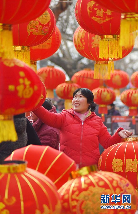 1月29日，市民在山东省淄博市沂源县东里镇年货大集上选购红灯笼。 春节临近，各地一片红火迎新春的浓浓年味。 新华社发（赵东山 摄）