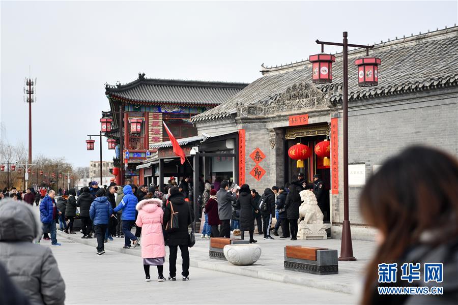 2月9日，在杨柳青古镇，游客排队进入石家大院参观。 春节期间，天津市西青区杨柳青古镇年味正浓，各式活动吸引大批游客前往观光体验。 新华社记者 李然 摄
