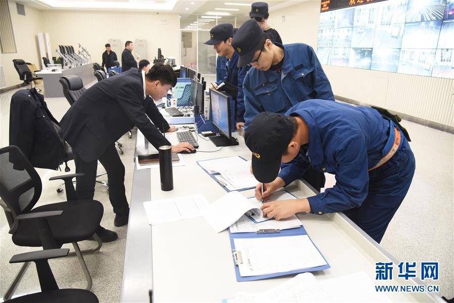 2月12日晚，济南东动车所的检修机械师在上岗前查看、签收检修工单。新华社记者王凯摄