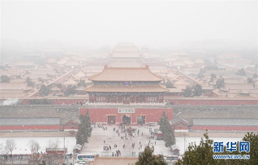 这是2月12日拍摄的故宫雪景。 2月12日，北京降雪，大批游人来到故宫游览赏雪。 新华社记者才扬摄