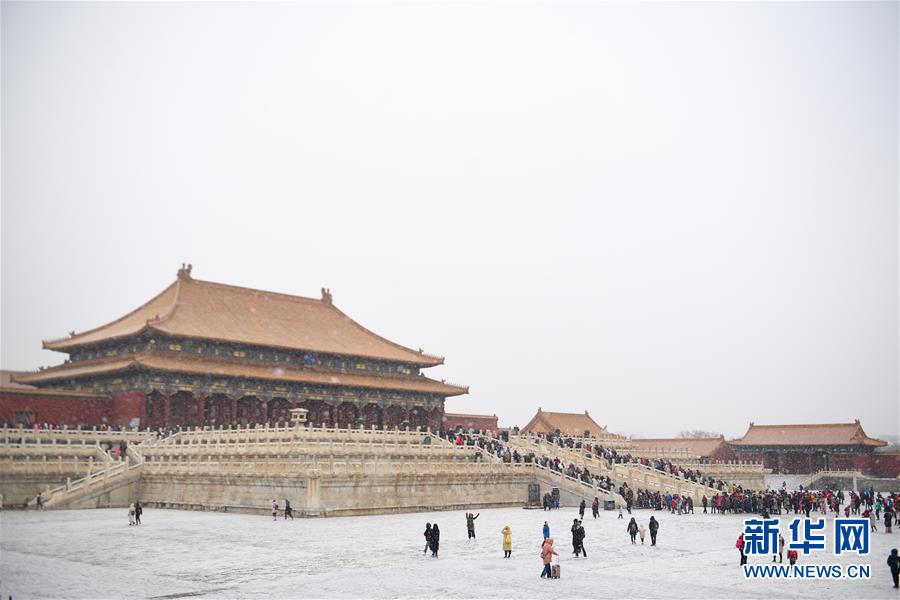 2月12日，游客在北京故宫游览。 当日，北京降雪，大批游人来到故宫游览赏雪。 新华社发（王琎 摄）
