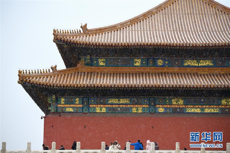 2月12日，游客在北京故宫内赏雪。 当日，北京降雪，大批游人来到故宫游览赏雪。 新华社发（王琎 摄）