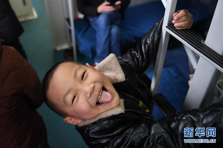 2月12日，庄子墨小朋友在由合肥开往广州的T3089次临客列车上玩耍。父母带着他前往广州打工。