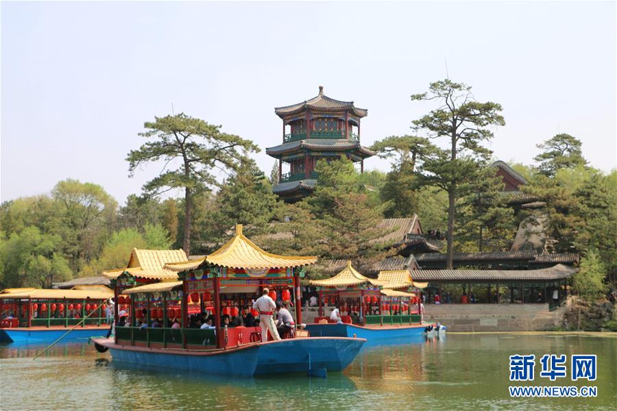 5月4日，游客在河北承德避暑山庄乘船游览。 新华社发（刘环宇 摄）