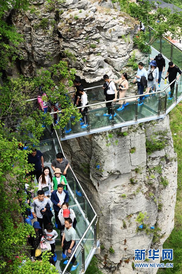 5月4日，游客在山东省枣庄市山亭区徐庄镇葫芦套村景区的环山玻璃栈道上游玩。新华社发（李宗宪 摄）