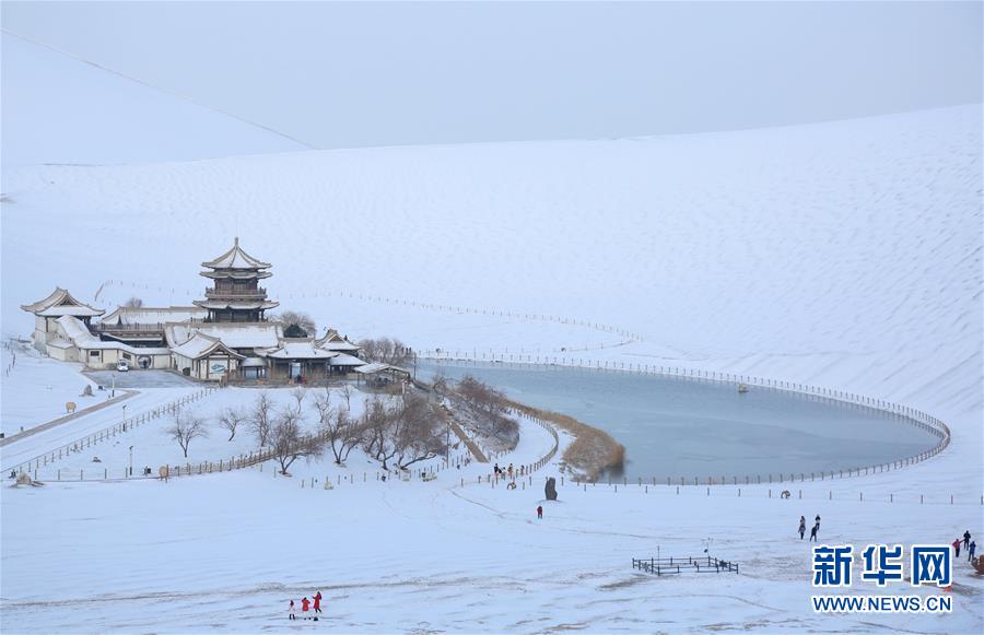 甘肃敦煌鸣沙山月牙泉景区雪景