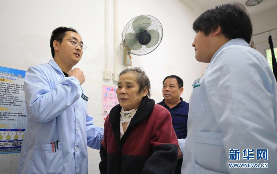 5月9日，湖南省衡阳市南华大学附属第一医院护士康石墙（左一）下班后到康复科看望回访已经转到普通病房的患者。