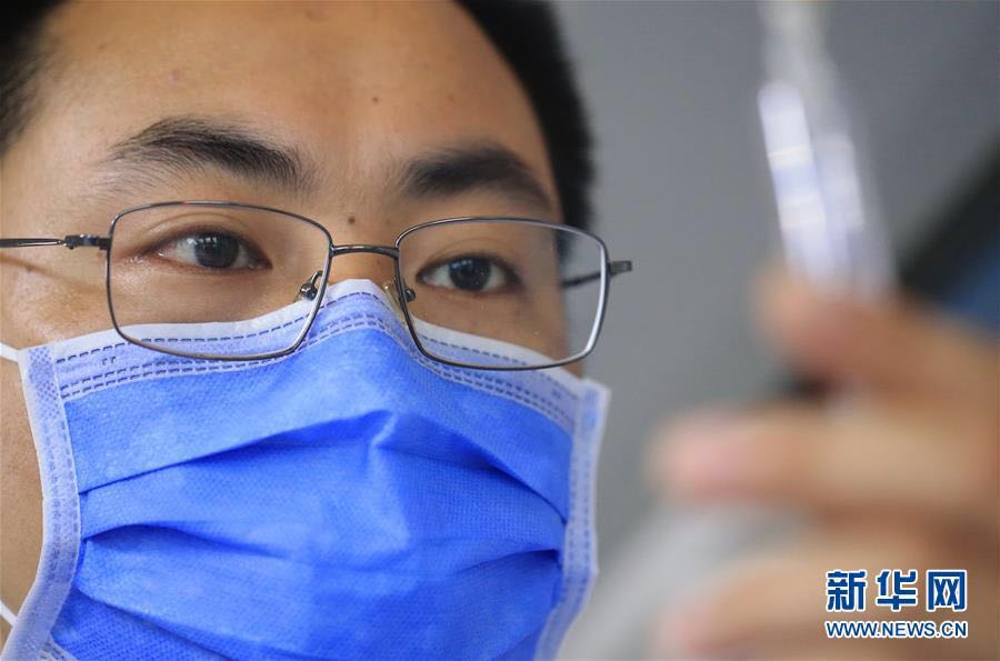 5月9日，湖南省衡阳市南华大学附属第一医院护士康石墙在为患者监测调整输液速度。