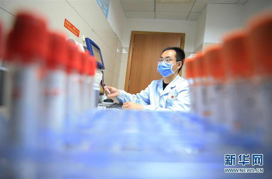 5月9日，湖南省衡阳市南华大学附属第一医院护士康石墙在给转院过来的患者做检查。