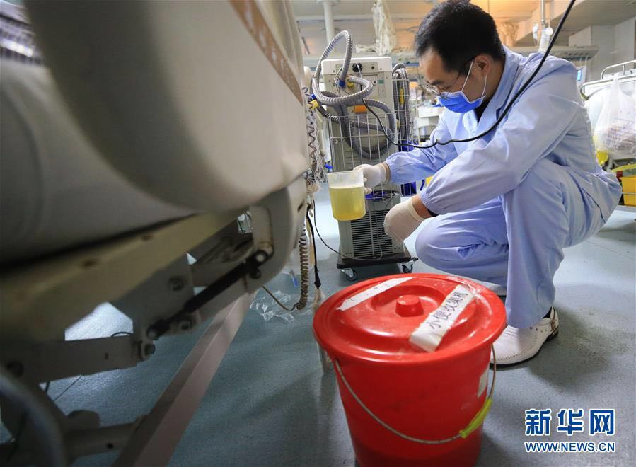 5月9日，湖南省衡阳市南华大学附属第一医院护士康石墙在收集小便，清洁小便袋。