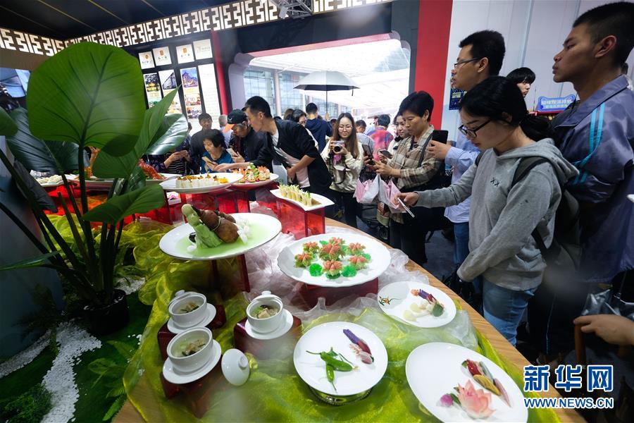 5月15日，人们在亚洲美食节美食文化公园的“知味杭州馆”参观。