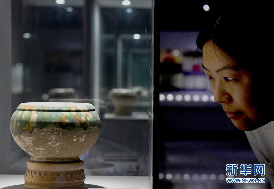 参观者在洛阳围棋博物馆内观看展出的“唐三彩围棋罐”。