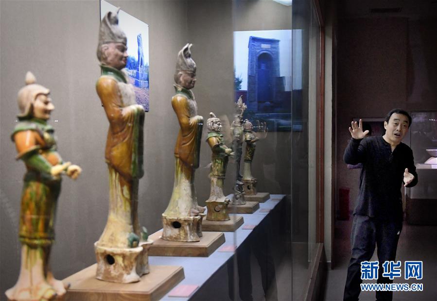 洛阳龙门博物馆馆长王迪向参观者介绍展品。