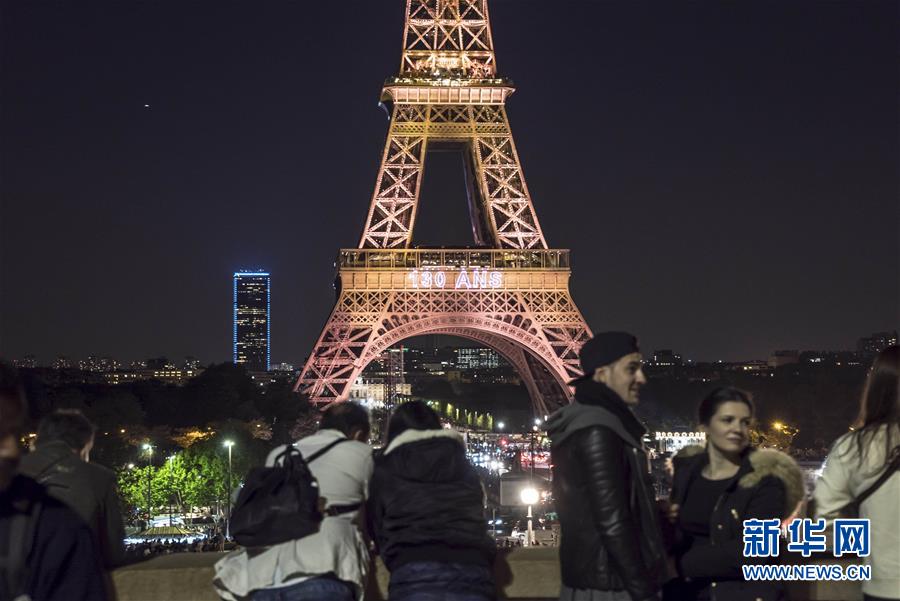 5月15日，在法国首都巴黎，游客们观看埃菲尔铁塔声光秀。