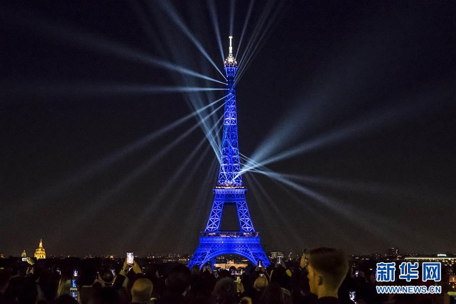 5月15日，在法国首都巴黎，游客们观看埃菲尔铁塔声光秀。