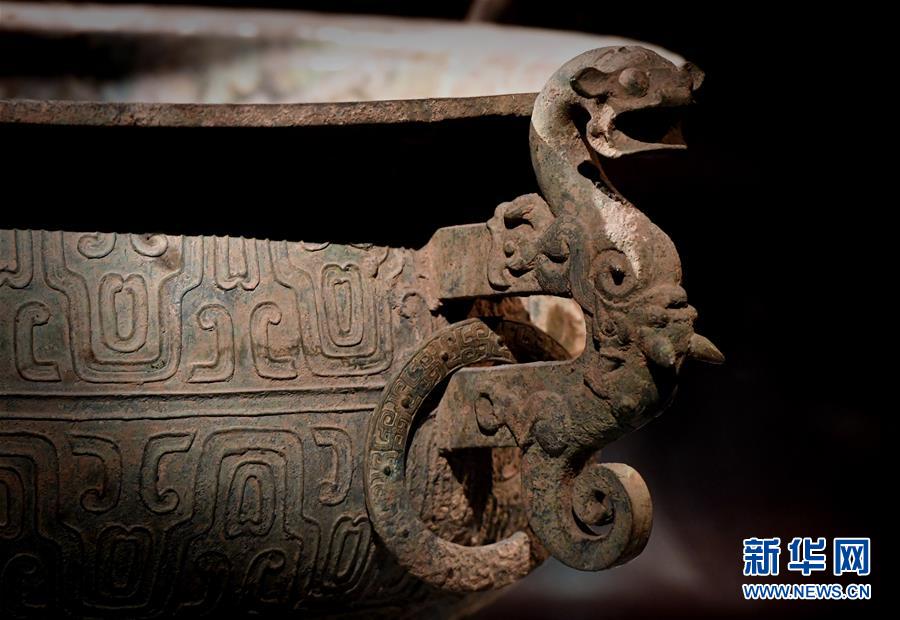 这是洛阳博物馆展出的“齐侯铜盂”局部。