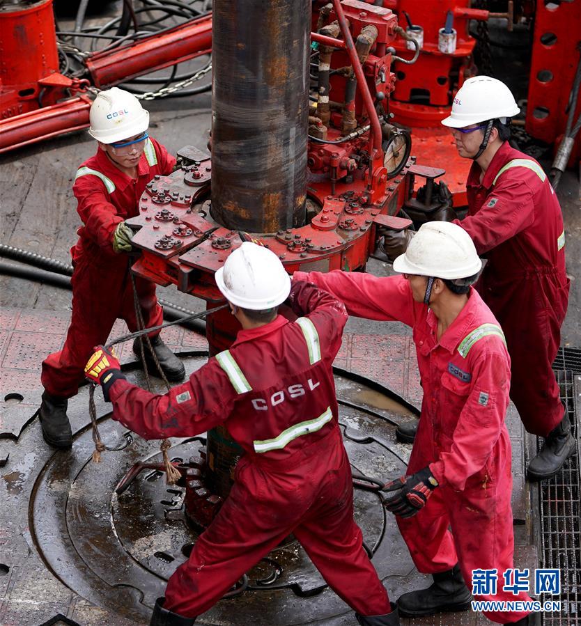 5月24日，“南海二号”钻井班组在进行下套管作业。