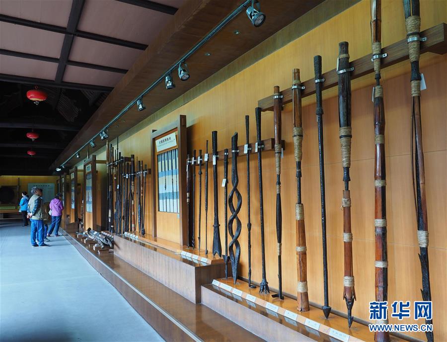 自贡市盐业历史博物馆展示的开凿盐井工具。