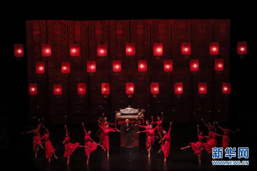 5月29日，在巴西圣保罗，中国中央芭蕾舞团的演员表演《大红灯笼高高挂》。